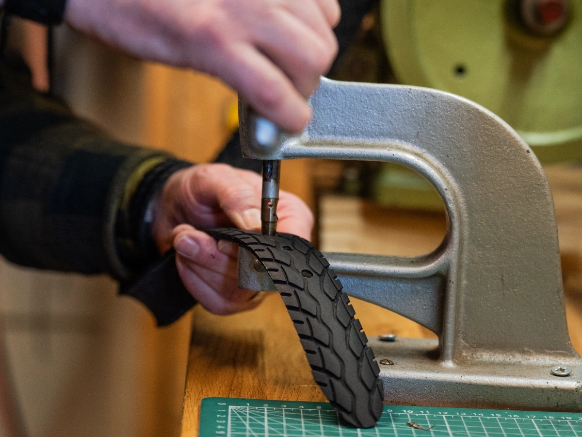 Make your own belt from bike tires - Workshop Vuigmakers - Waste Alchemists - 4