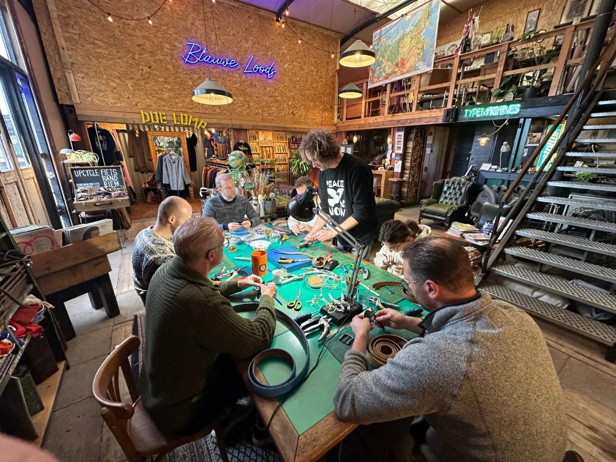 Make your own belt from bike tires - Workshop Vuigmakers - Waste Alchemists - 5