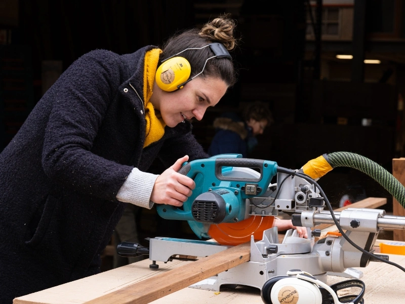 People working with reclaimed wood during a Buurman Utrecht workshop | Waste Alchemists
