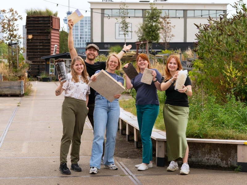 Portrait of Janne, Mirthe and their team from Hollands Wol Collectief in their workspace | Waste Alchemists